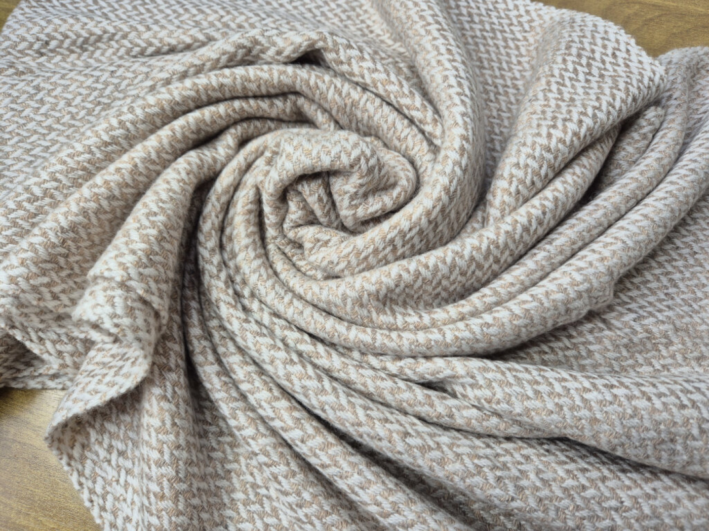 Handgewebter Stola in Champagner-Rosé mit feinem Rauten-Webmuster – LWH Nepal